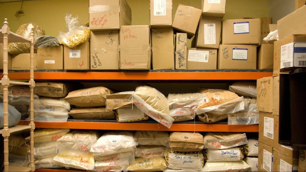 Leveraging supplier relationships and bulk purchasing for cost savings in restaurants
